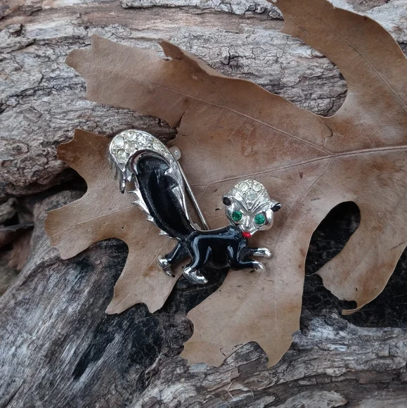 Vintage 🦨 Rhinestone 🦨🖤 Brooch Pin - Picture 2 of 5